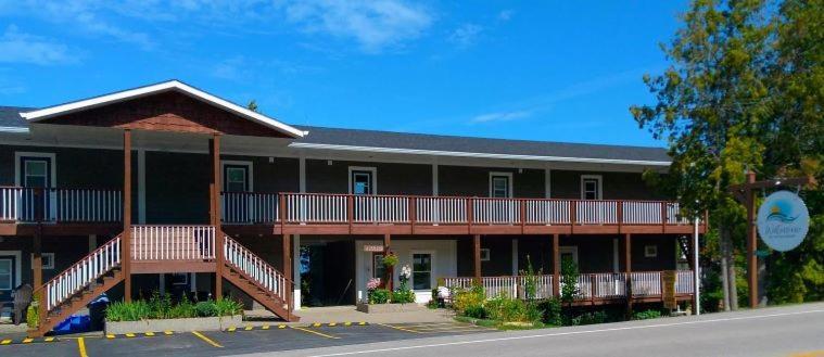 Waterview On The Bay Hotel Уайъртън Екстериор снимка